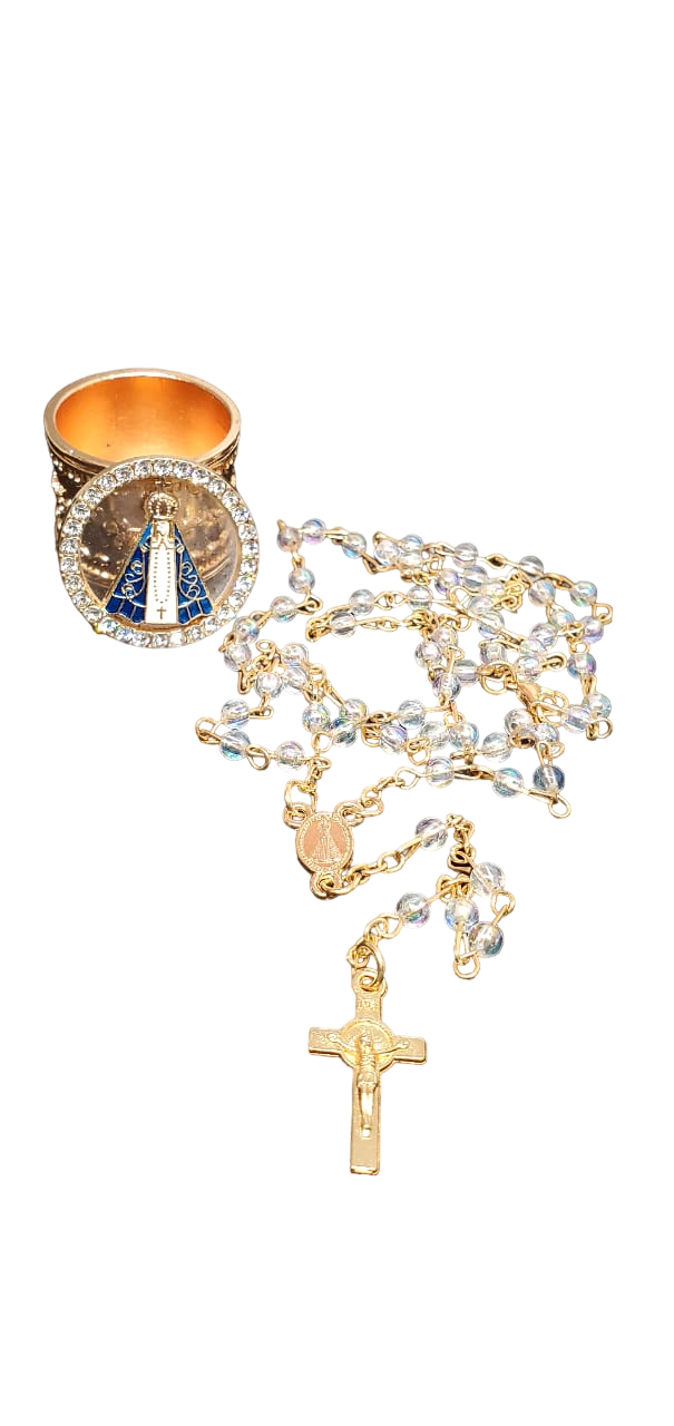 Relicário dourado ao lado do terço estendido